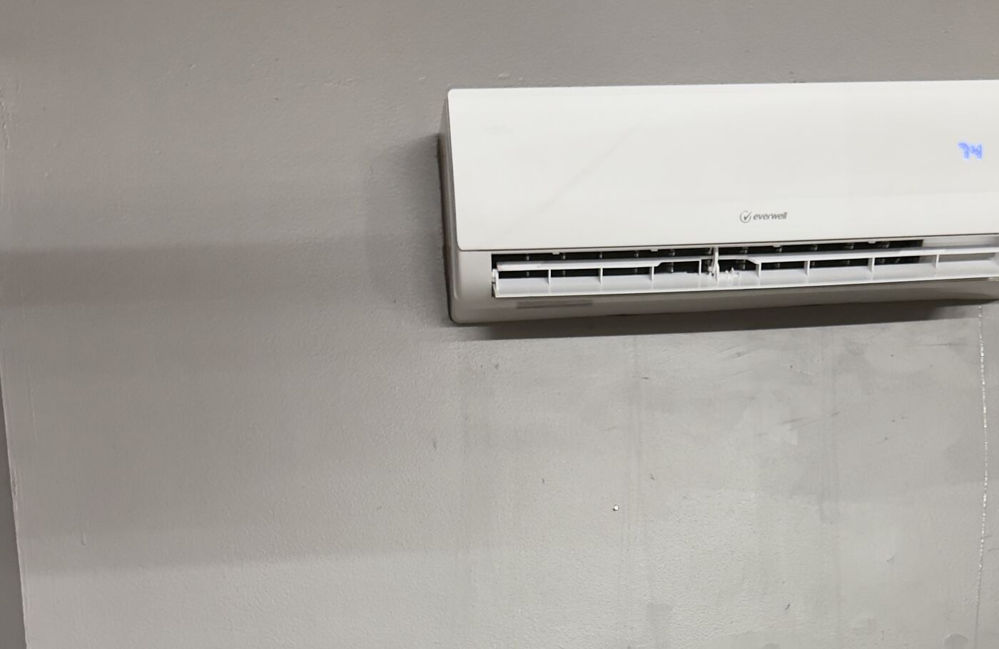 Wall-mounted mini-split head unit